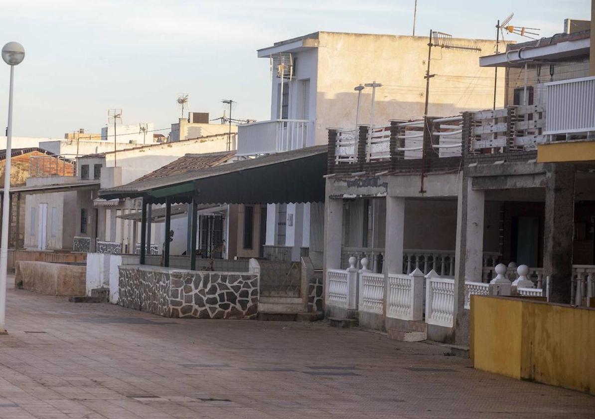 Viviendas en el paseo marítimo de Los Nietos, en una imagen de archivo.