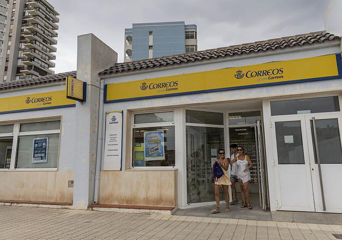 Oficina de Correos de La Manga, este jueves, sin colas.