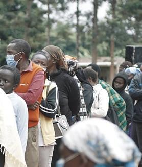 Imagen secundaria 2 - Un equipo de la ONG realiza una intervención en el hospital keniano, mientras en la puerta colas de pacientes esperan para ser atendidos por los voluntarios. 