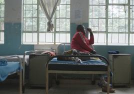 Un hombre espera en una camilla del hospital de Maragua que su hijo sea operado.
