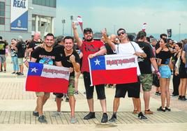 Asistentes al concierto de Iron Maiden, en los alrededores de la Nueva Condomina, portando banderas de Chile personalizadas.