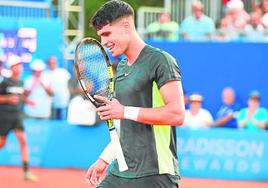 Carlos Alcaraz, en el partido que ganó ayer a Goffin en la Copa Hopman.