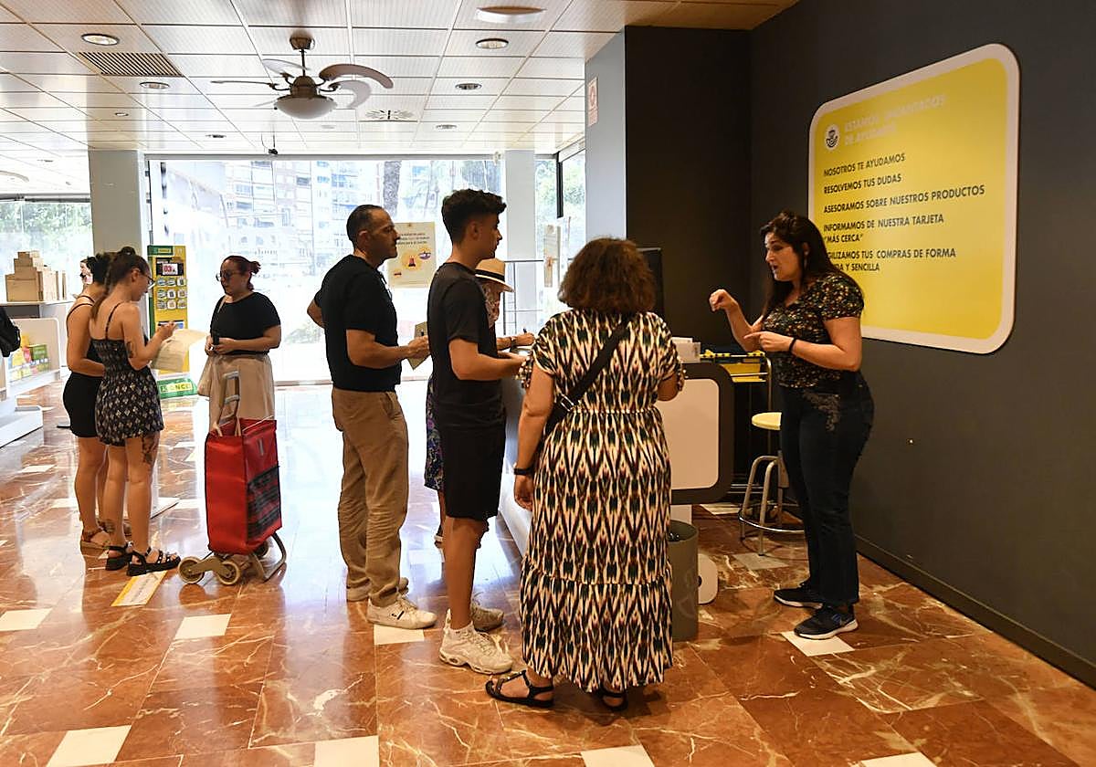 Imagen de esta semana, cuando se registraron colas para depositar el voto en las oficinas de Correos.