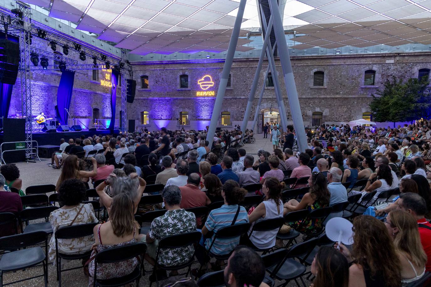 En el tributo 'Yo no canto por cantar. 50 años sin Víctor Jara' actuaron Valeria Castro, Isaac et Nora, Muerdo, Club del Río, Luis Pastor, Emilia y Pablo y Luis Barría.