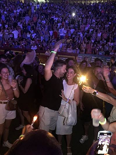 La pareja que se prometió en el concierto.