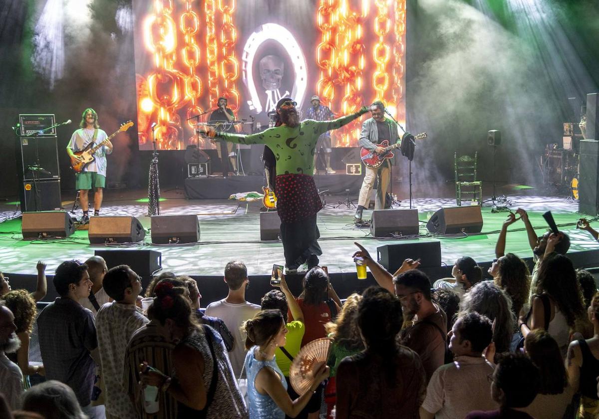 Imagen de la actuación de Califato ¾ en su homenaje a Lola Flores en La Mar de Músicas de Cartagena.