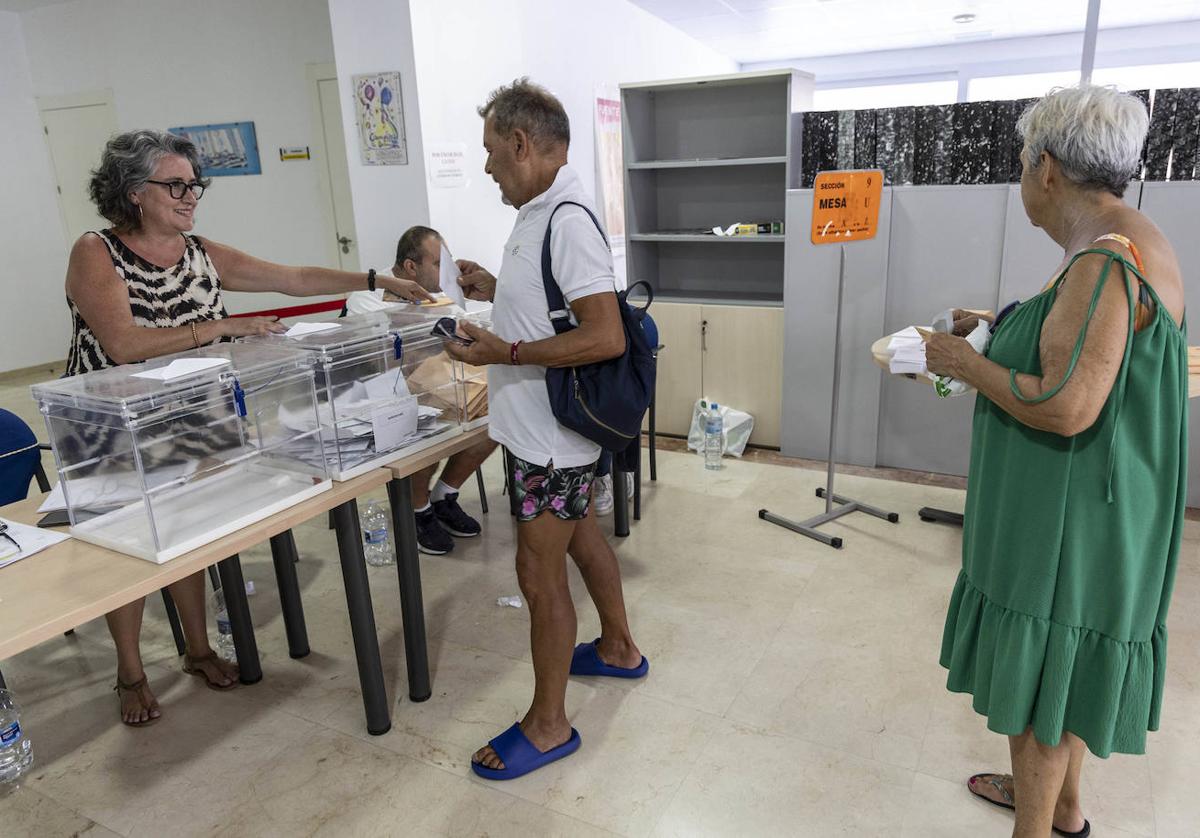 Un votante en un colegio electoral de Cartagena, este domingo.