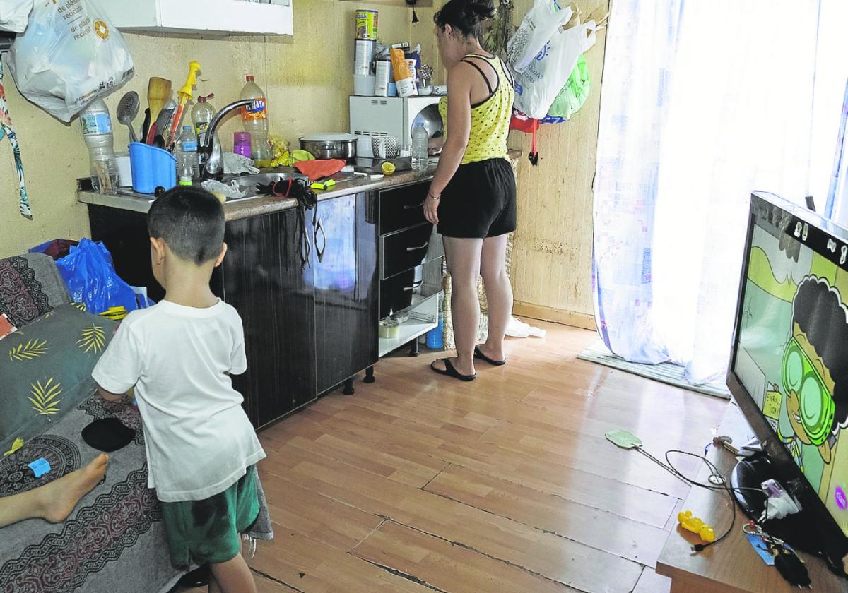 Tamara y Javier, uno de sus hijos, en el interior de su vivienda prefabricada.