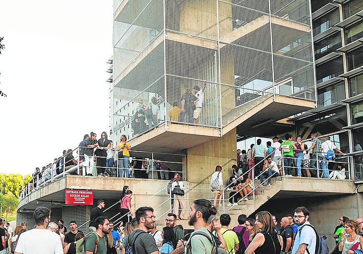 Opositores el día del examen, el 17 de junio, en Espinardo.