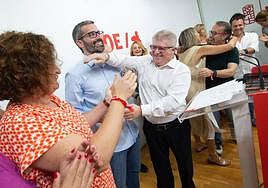 José Vélez, a la derecha, felicita a Francisco Lucas y Caridad Rives, anoche en la sede socialista.