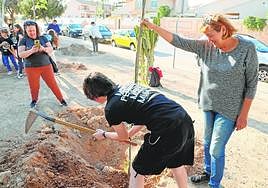 Plantación de árboles en el Bosque Fan Futura de Santiago de la Ribera, el pasado mes de abril.