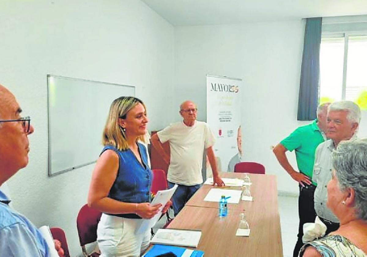 Conchita Ruiz Caballero, con el Consejo de Participación de Mayores.