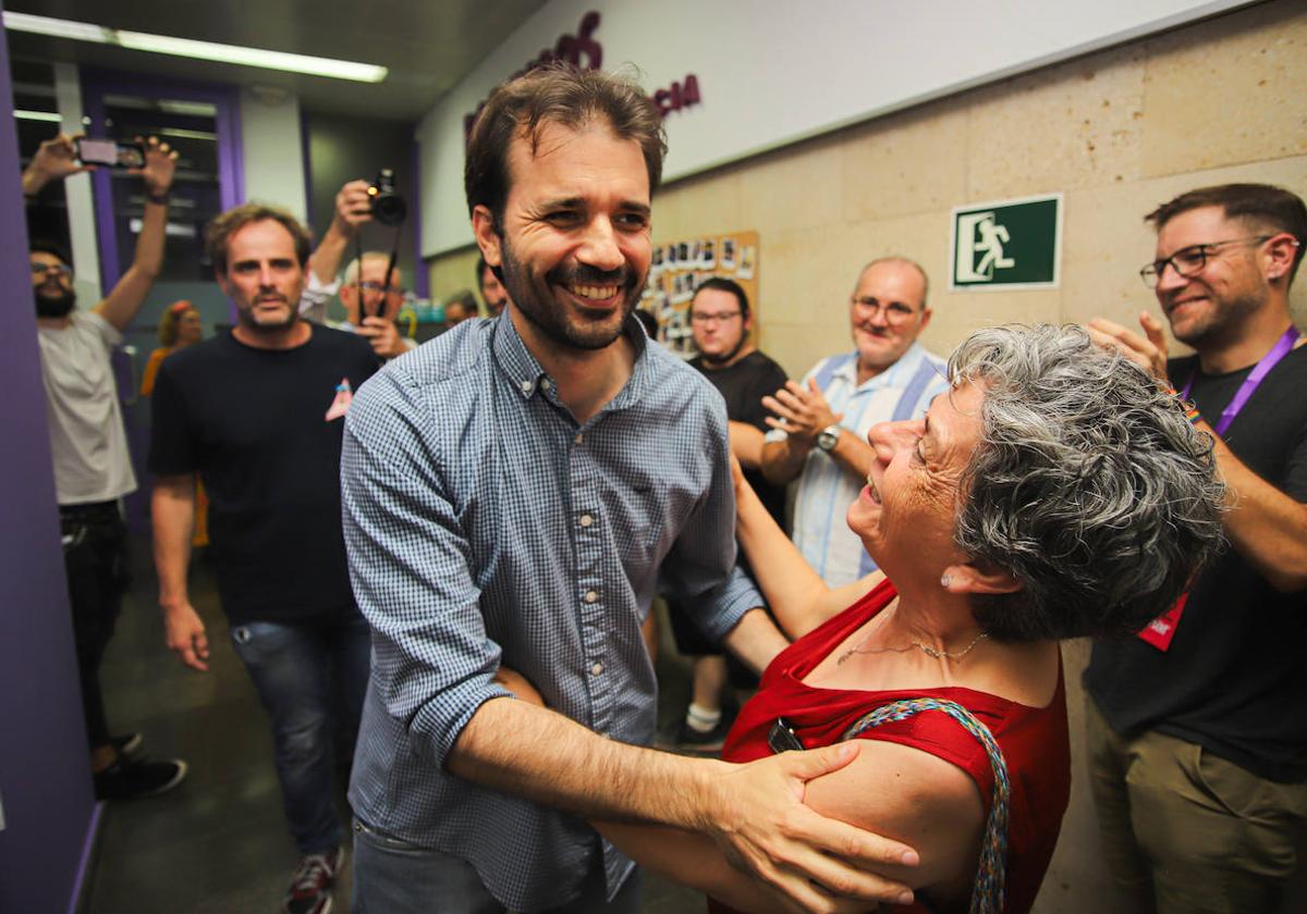 Javier Sánchez Serna saluda a una simpatizante, este domingo, en la sede de la calle Cartagena de Murcia.