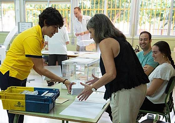 Una trabajadora de correos lleva votos por correo a una mesa electoral de Murcia.