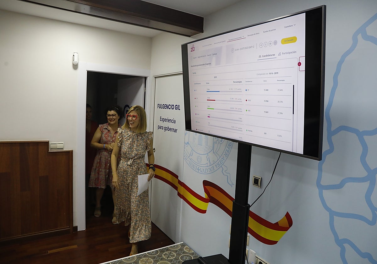 Rosa Medina, seguida de López Moya, en su comparecencia en la sede del PP.