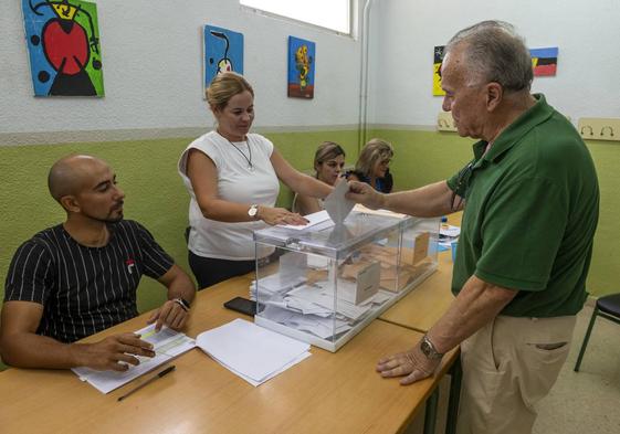 Un hombre ejerce su derecho al voto en un colegio electoral de Algezares, este domingo.