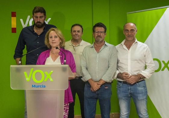 Lourdes Méndez, en la comparecencia anoche, escoltada por José Ángel Antelo, Luis Gestoso, Joaquín Robles y José Francisco Garre.