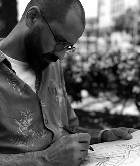 Imagen secundaria 2 - El artista y dos de las obras que muestra en la exposición 'El mar'.