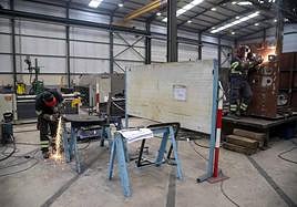 Trabajadores en una empresa de Cartagena.