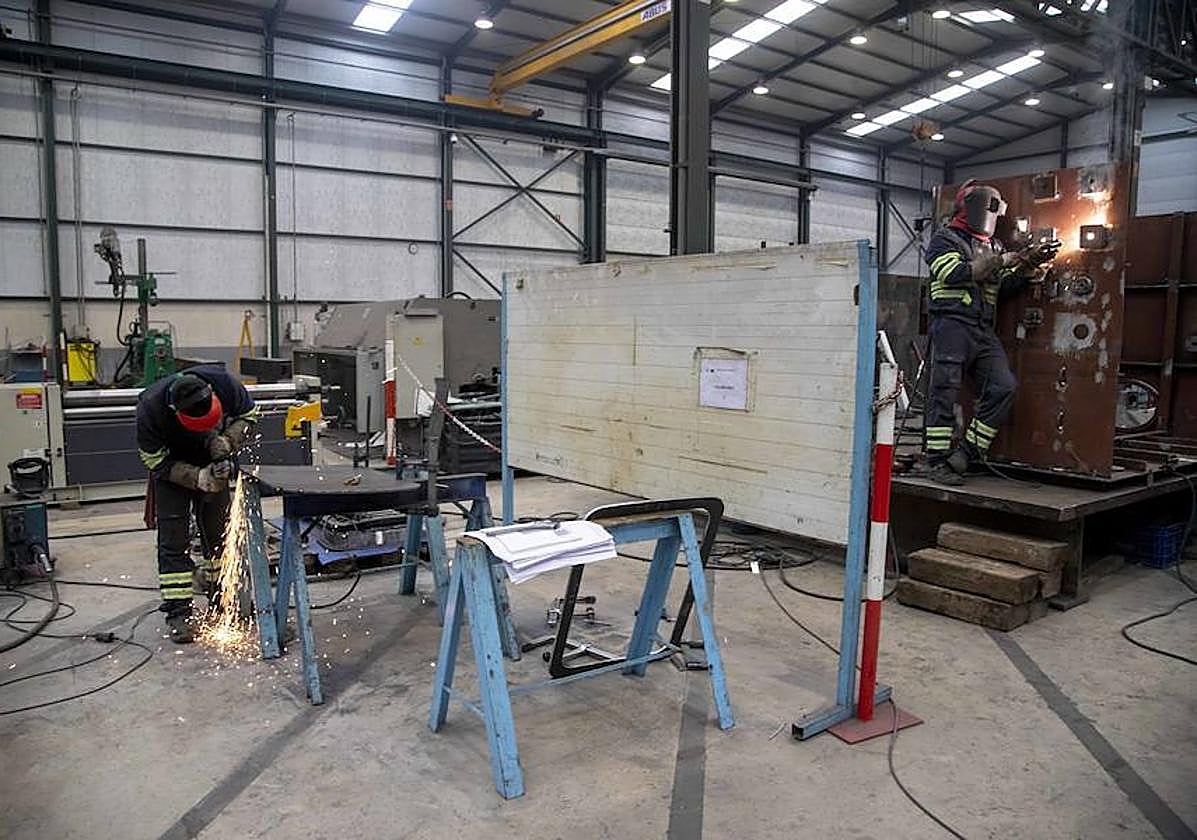 Trabajadores en una empresa de Cartagena.