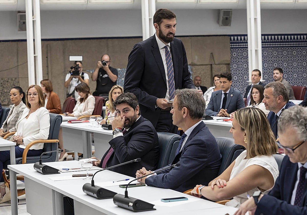 Antelo pasa por detrás de López Miras, en la segunda sesión del debate de investidura.