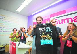 Javier Sánchez Serna muestra una camiseta a favor del Mar Menor en la noche electoral.