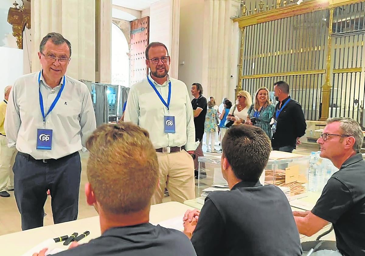José Ballesta conversa con los miembros de una mesa electoral, el pasado domingo, en Murcia.