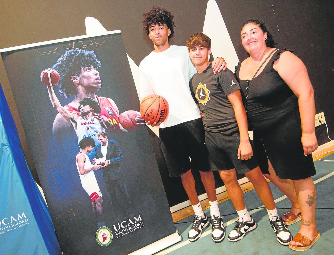 Izan Almansa con su hermano Dani y su madre, Cristina Pérez, ayer en el UCAM Sports Center.