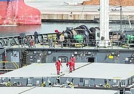 Labores de descarga de graneles en el muelle Príncipe Felipe de Escombreras.