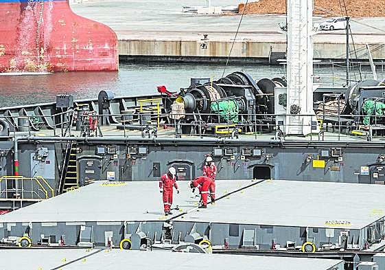 Labores de descarga de graneles en el muelle Príncipe Felipe de Escombreras.