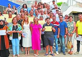 Participantes, con sus diplomas, tras el acto de entrega.