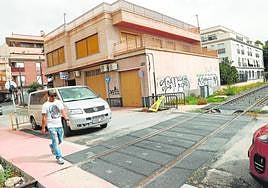 Edificio de la calle Fajardo el Bravo, donde se ubica una autoescuela, que Adif prevé demoler.