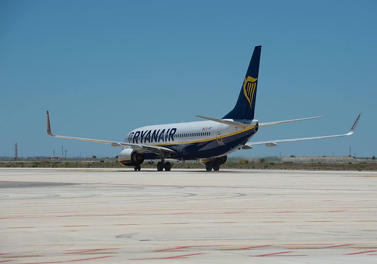 Un avión de Ryanair aterriza en el aeropuerto de Corvera, en una imagen de archivo.