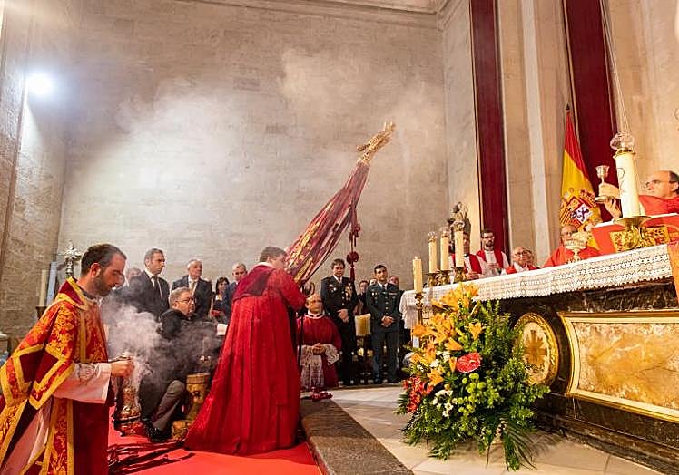 Imagen principal - La Generalitat ejecutará la restauración de la Gloriosa Enseña del Oriol de Orihuela