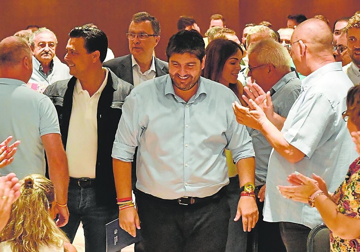 Los asistentes a la junta directiva regional del PP reciben con aplausos a Fernando López Miras.