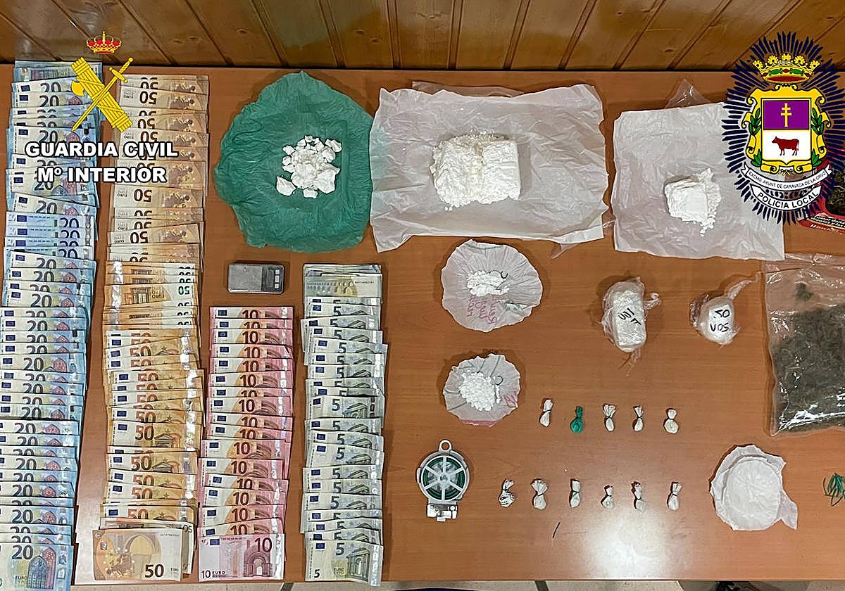 Dinero, droga y otros efectos intervenidos.