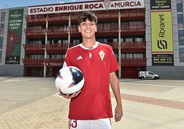 Hugo Sanz, con la nueva equipación del Real Murcia.