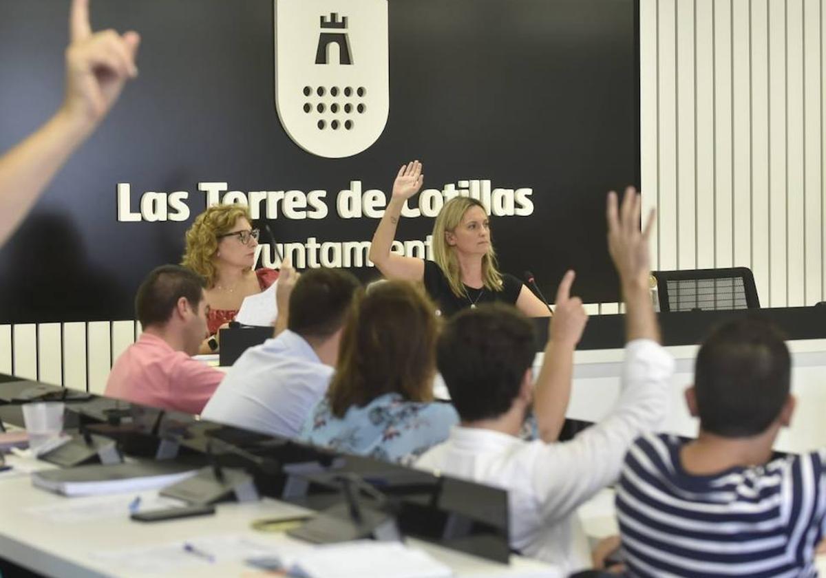 Un momento del Pleno celebrado este jueves en Las Torres de Cotillas, presidido por la teniente de alcalde de Vox, Isabel María Zapata.