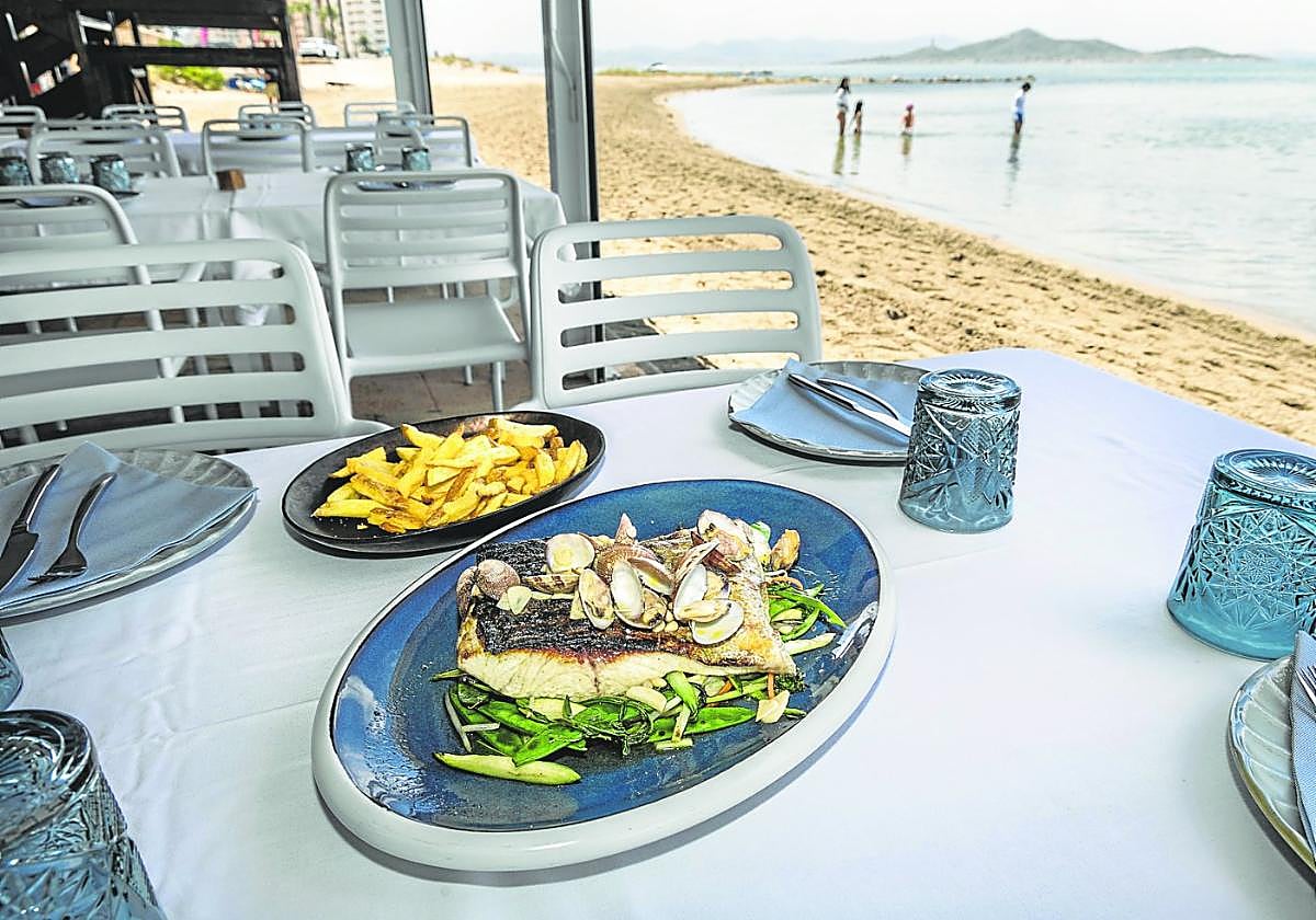 Cogote de lecha a la brasa con salteado de verduras y almejas al wok en el restaurante El Camarote de La Martinique, en La Manga.