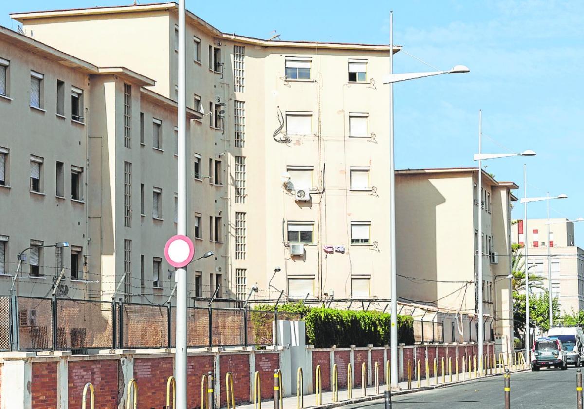 Lateral de la casa cuartel que da a la calle Guardia Civil, en una imagen reciente.