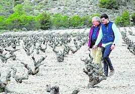 Juan y Andrés Bastida pasean entre viñedos.