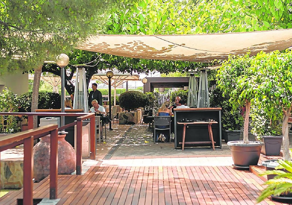 El acceso al restaurante demuestra su vinculación a la huerta y sus materias primas, que usan para elaborar su recetario.