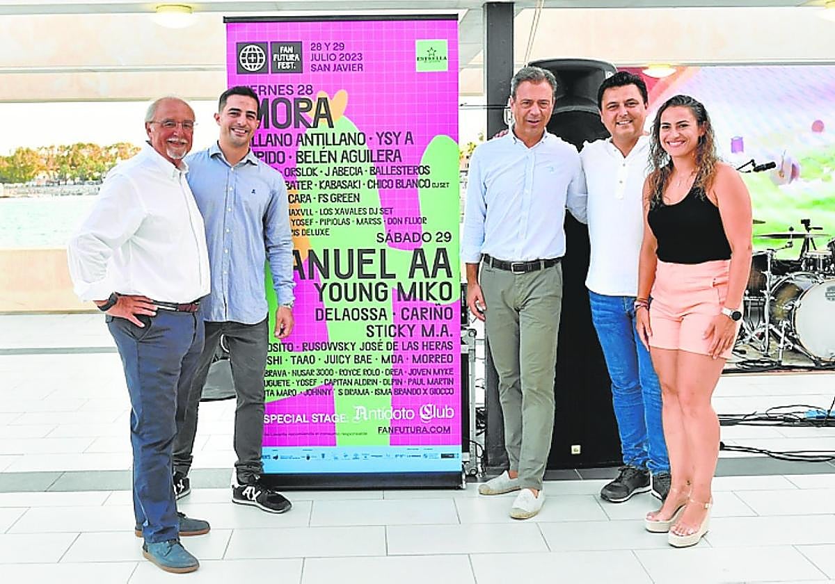 Presentación del festival FAN FUTURA, ayer, en San Javier, con Ortuño y Luengo a la derecha, pegados al cartel.