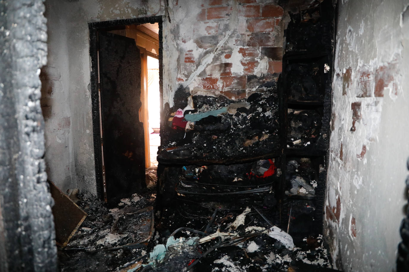 Incendia su casa con su mujer e hijos dentro en Lorca