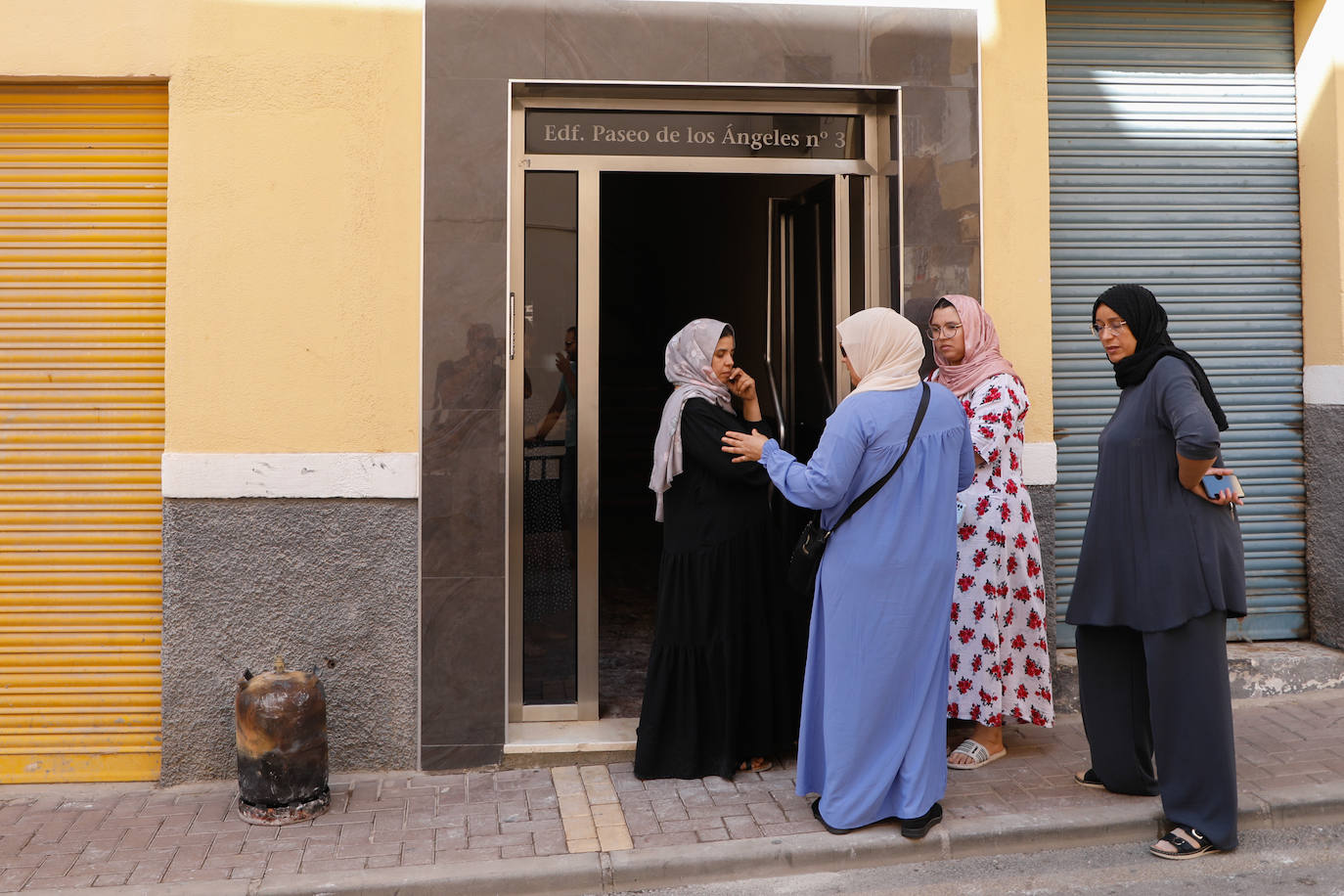 Incendia su casa con su mujer e hijos dentro en Lorca
