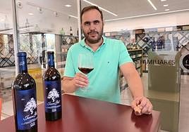 El enólogo de Bodegas Juan Gil, Bartolomé Abellán junto a botellas del JG Azul.