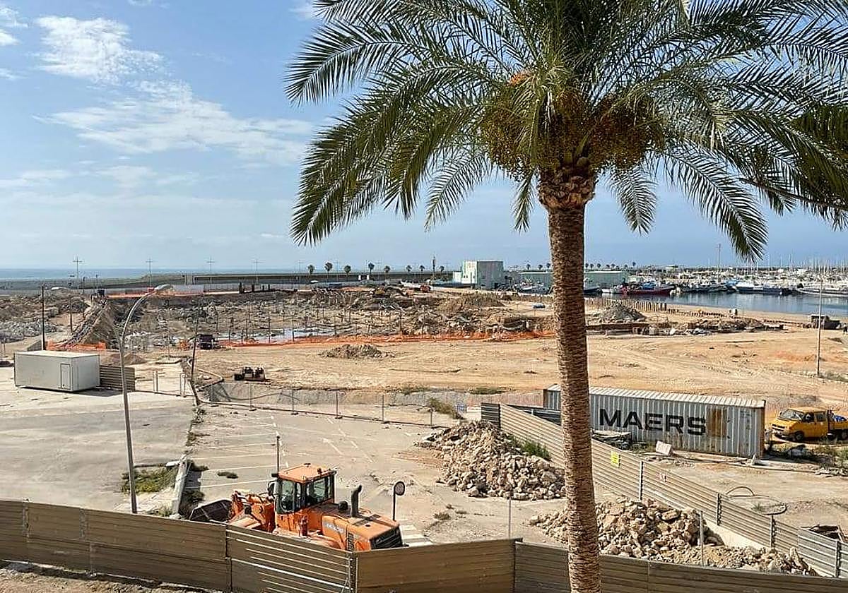 Vista de las obras en el puerto desde el edificio de Aduanas.