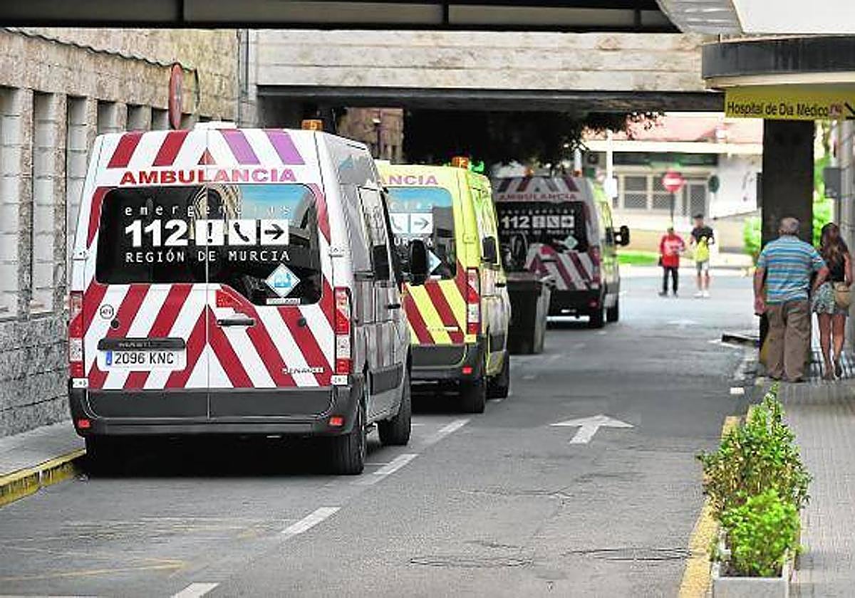 Imagen de archivo de varias ambulancias en la puerta de un hospital.
