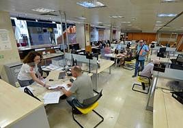 Ciudadanos realizan sus trámites en la Consejería de Hacienda en una imagen de archivo.