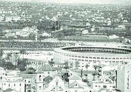 Antigua fotografía de la plaza de toros de La Condomina. Al fondo, solo bancales.